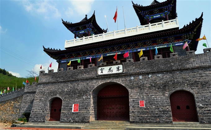 春游賨花寨，城墻空中盤，徐徐清風里，屢屢馨香來。---何建民