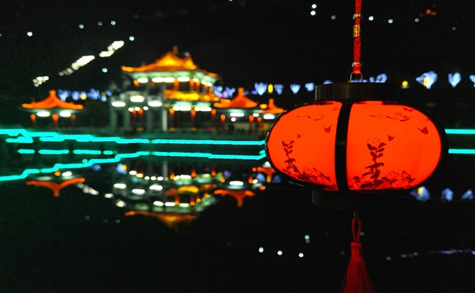 大紅燈籠高高掛，正是新春最美時