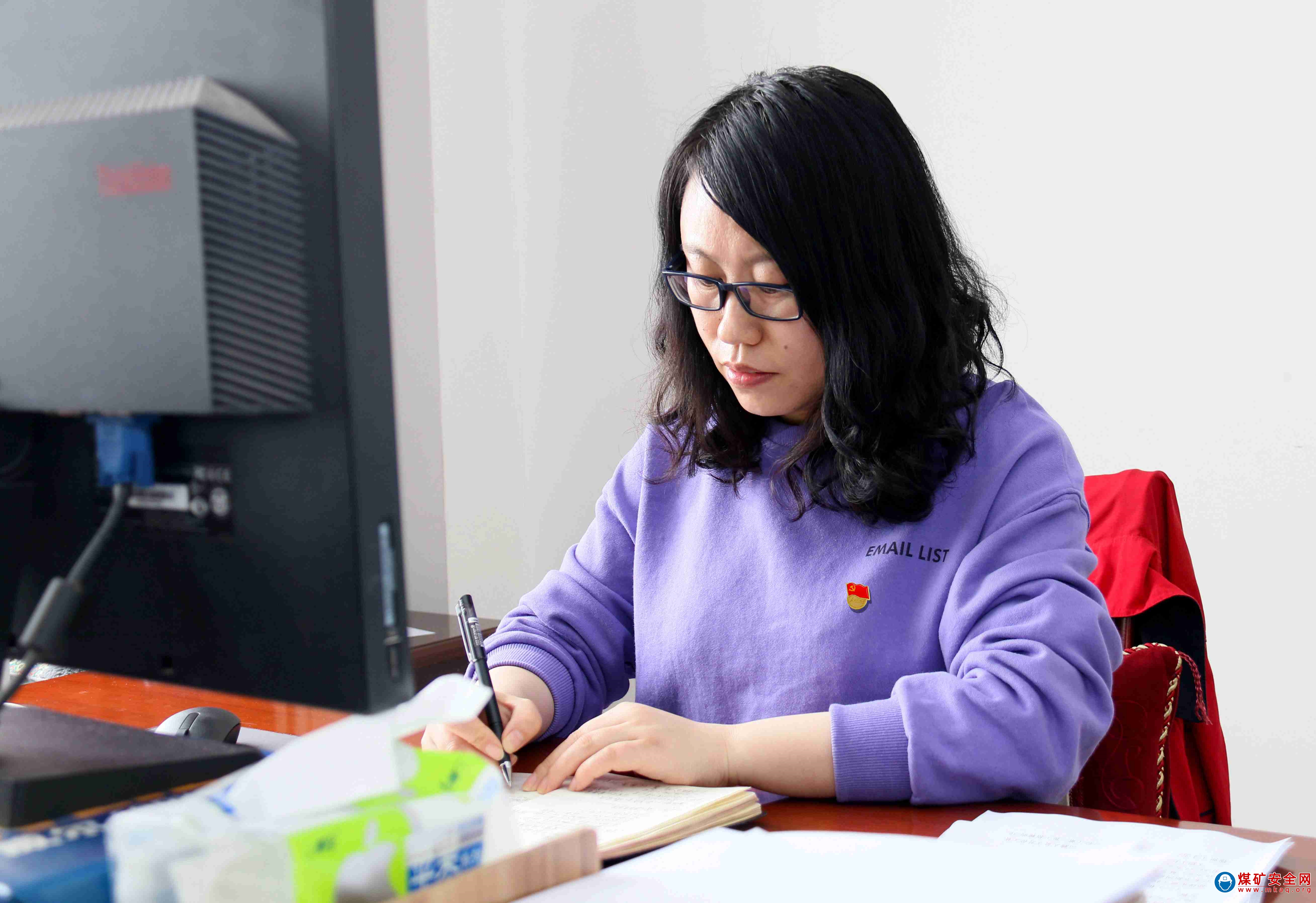圖為孫玉華認真<a href=http://www.ychlsm.com/wdyy/gzzj/ target=_blank class=infotextkey>總結</a>每日工作
