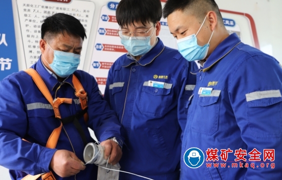 新疆天業天辰化工廠開展消防水帶捆扎實操培訓