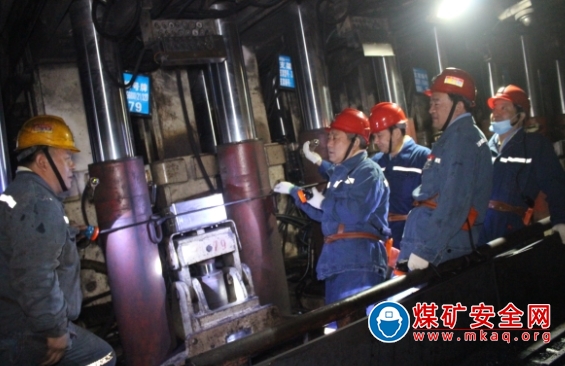 河南能源集團總經理田富軍到鶴煤三礦慰問干部職工