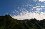 礦區的藍天青山和白云（李洪軍攝影作品）