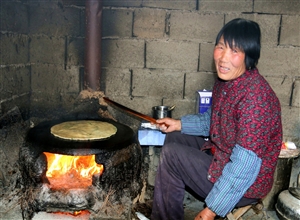 《農家蔥香油餅笑開顏》攝影：李新文