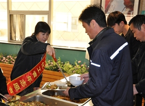 神華寧煤集團煤化工分公司公管處組織開展“今天我當服務員”青年志愿服務主題活動