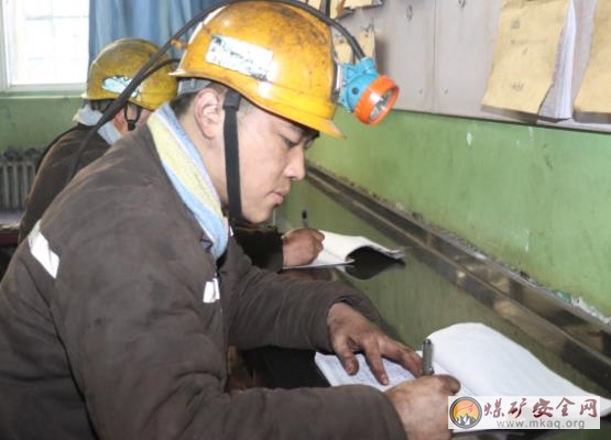 榮譽都是汗水澆灌出來的  ——河南能源集團勞模、鶴煤公司三礦準備隊技術員元國強