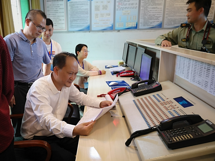鄢正文帶隊監察珙縣<a href=http://www.ychlsm.com target=_blank class=infotextkey><a href=http://www.ychlsm.com target=_blank class=infotextkey>煤礦</a><a href=http://www.ychlsm.com target=_blank class=infotextkey>安全</a></a>工作.png