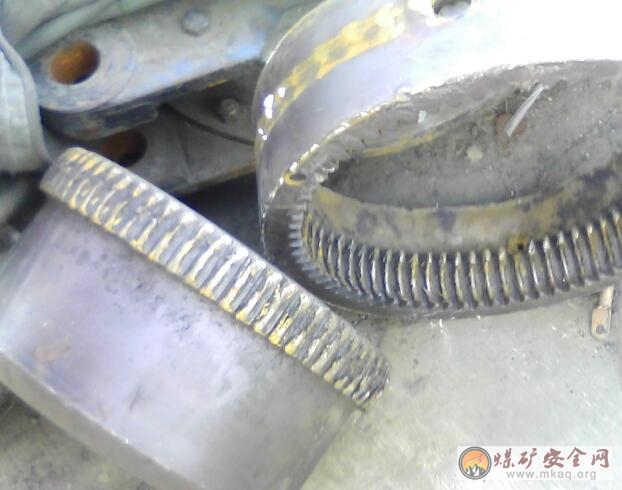 哈拉溝礦22402工作面運輸機機尾聯軸器損壞事故