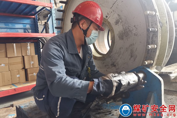 準能集團哈爾烏素設備維修中心汽修車間巧用工具提質增效