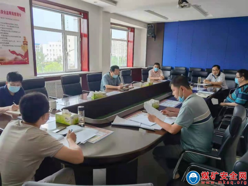 祁磚以普通黨員身份參加晉城煤監分局第一黨支部專題組織生活會