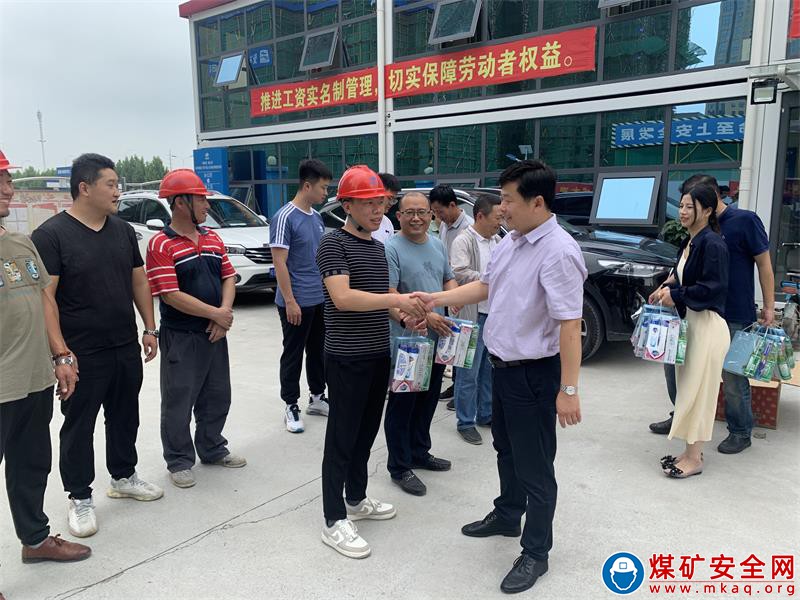 中煤三建建安公司工會送清涼活動走進云計算項目部