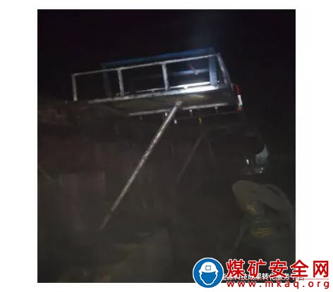 煤礦井下多功能折疊式登高作業平臺