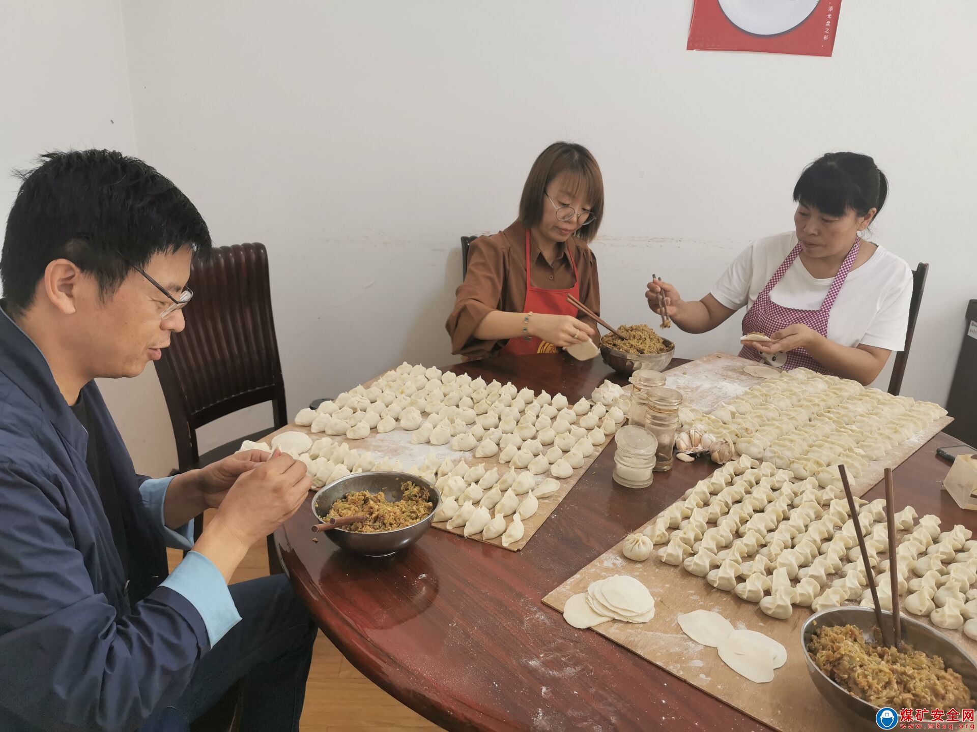 華遠項目部王家河管理中心干部職工共迎中秋慶佳節