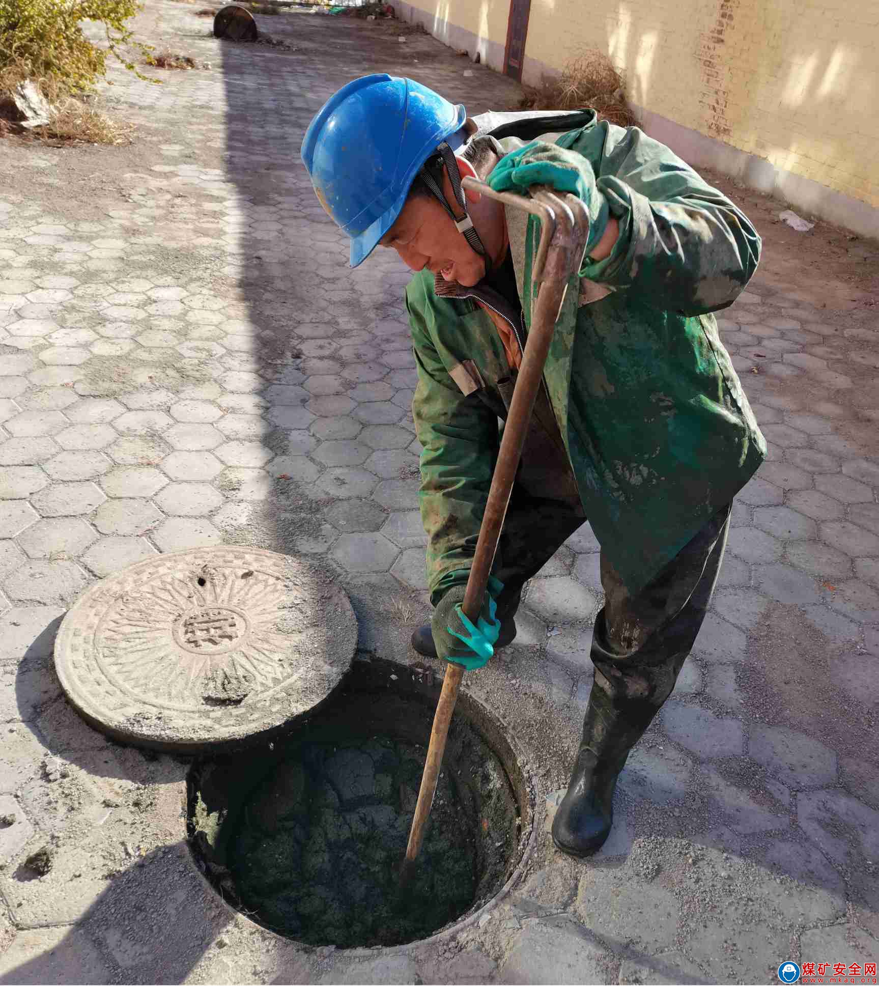 扎煤生產服務公司為民服務疏通管道解煩憂