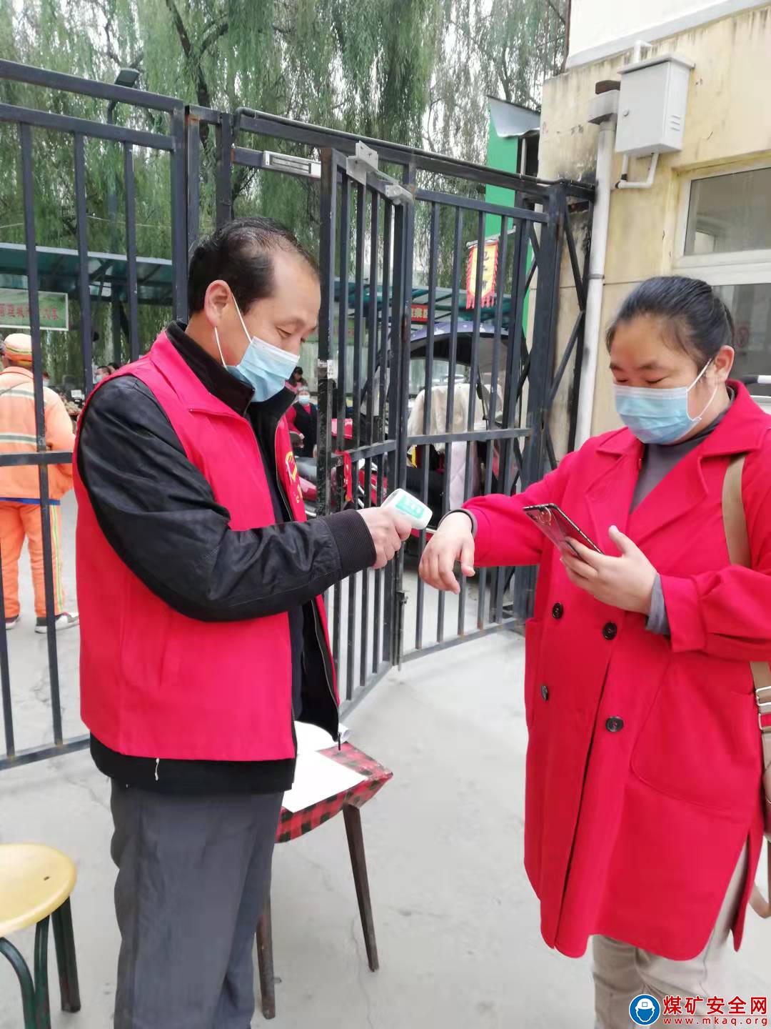 銅川礦務局華遠項目部煤機管理中心：守護居民保平安??嚴把“疫情防控關”