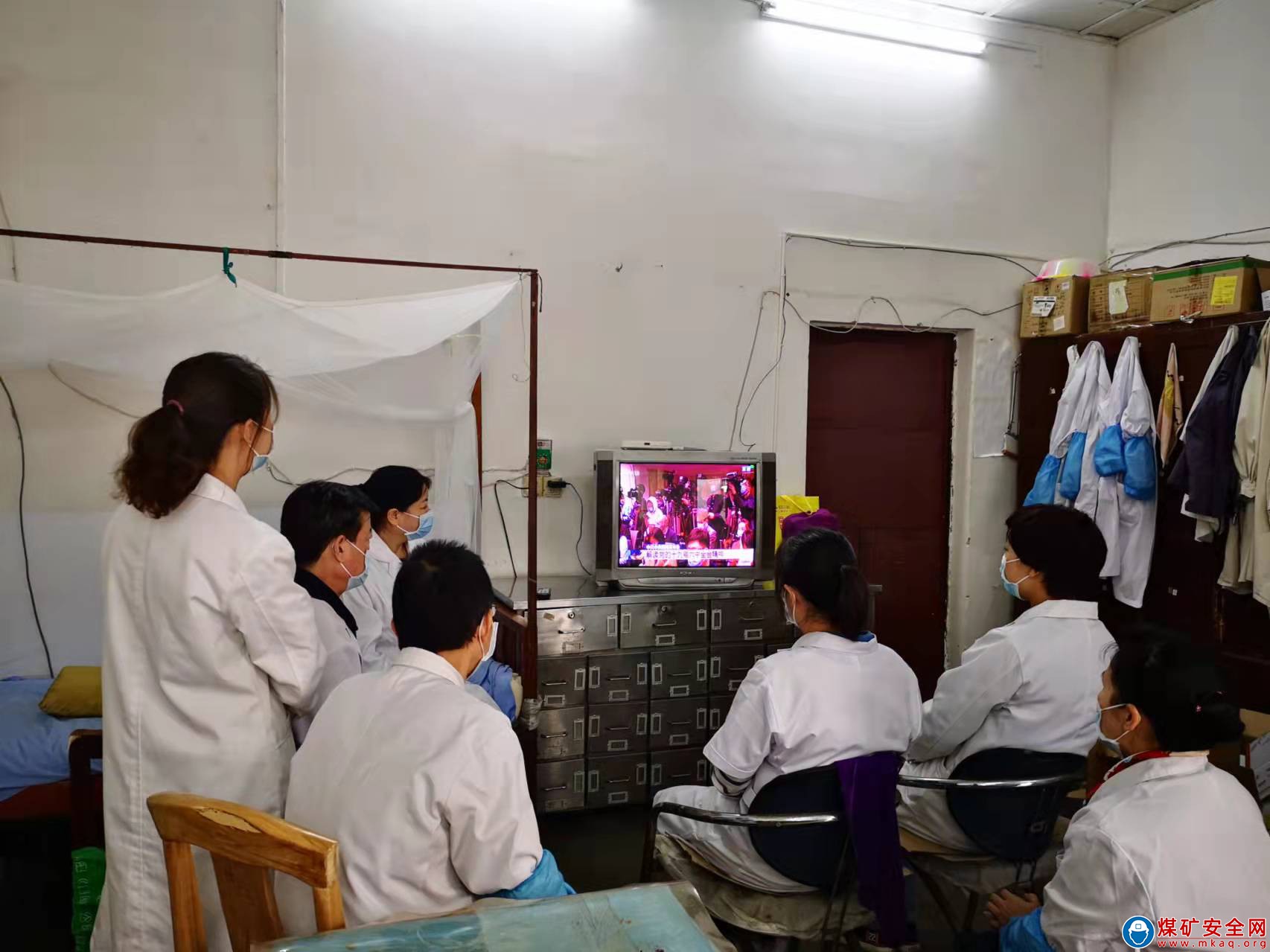 攀煤總醫院黨員干部 第一時間收聽收看黨的十九屆六中全會新聞發布會