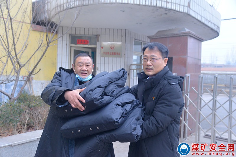 心系職工暖     冬日送溫情