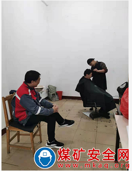 寒來暑往又一年，愛心理發“頭”件事 ——裕隆集團唐陽煤礦志愿者分會開展義務理發活動
