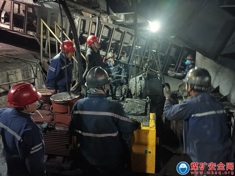 蒲白煤化運營公司建莊項目部爭分奪秒搶修設備 齊心協力保障生產