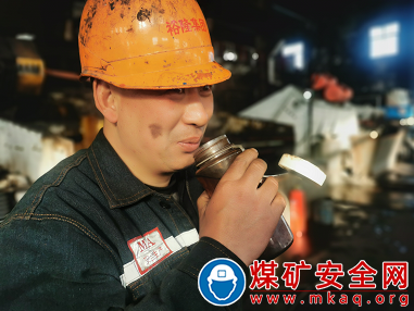 紅糖姜茶水 暖胃更暖心 ——山東裕隆礦業集團唐陽煤礦組織開展冬送暖心姜茶到現場活動