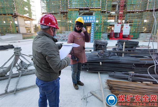 安廈頤景園黨支部加強維穩工作落實，保障農民工工資及時發放