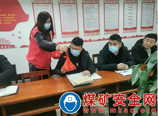 一元復始新 平安祝福到 ——山東裕隆礦業集團唐陽煤礦開展元旦送“平安”進區隊活動