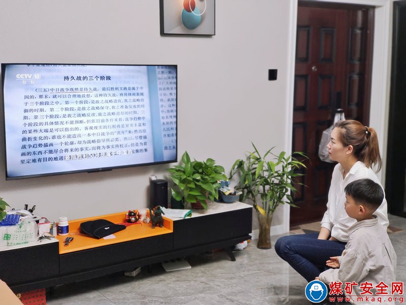 蒲白物資供應公司組織觀看紀錄片《我們，從延安走來》