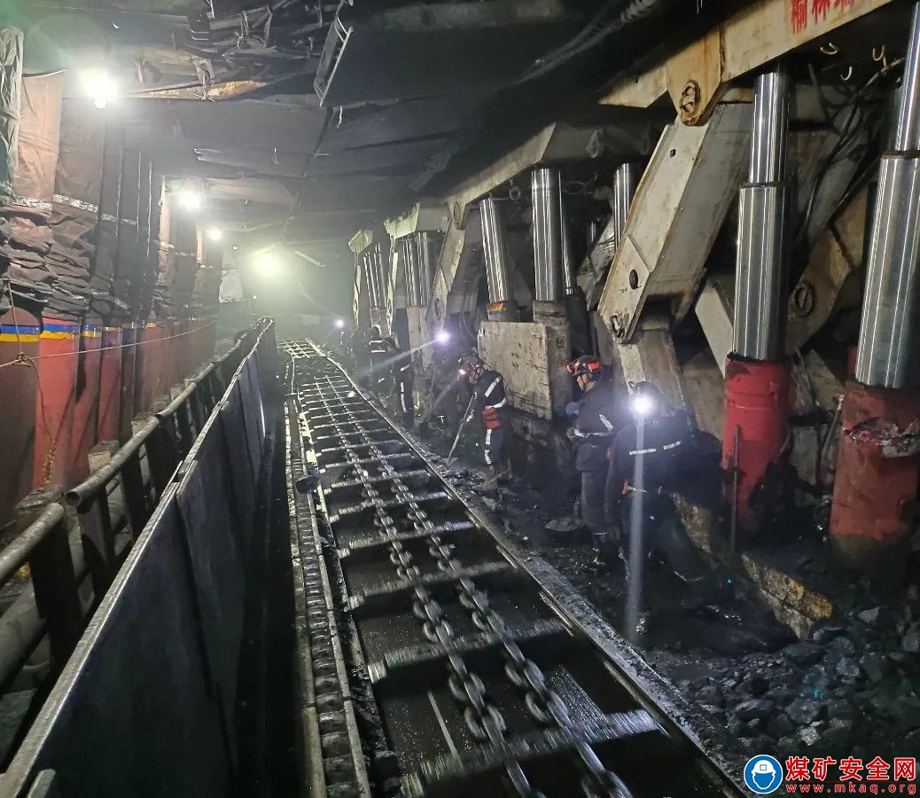 陜西中能煤田有限公司中能生產運營公司匯興煤礦第二個大采高工作面末采順利貫通