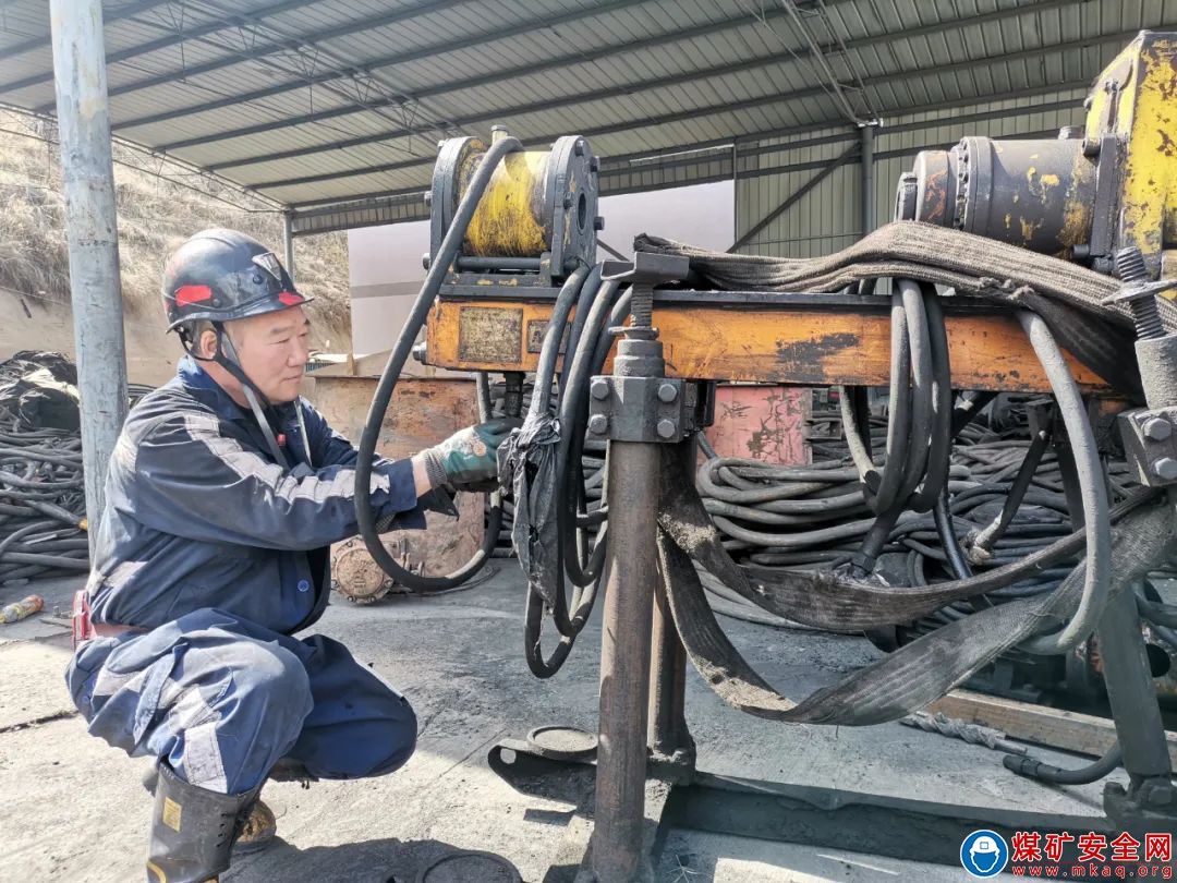 平凡崗位上的老黃牛——記中能煤礦生產運營公司匯興煤礦綜掘隊跟班副隊長滿孝才