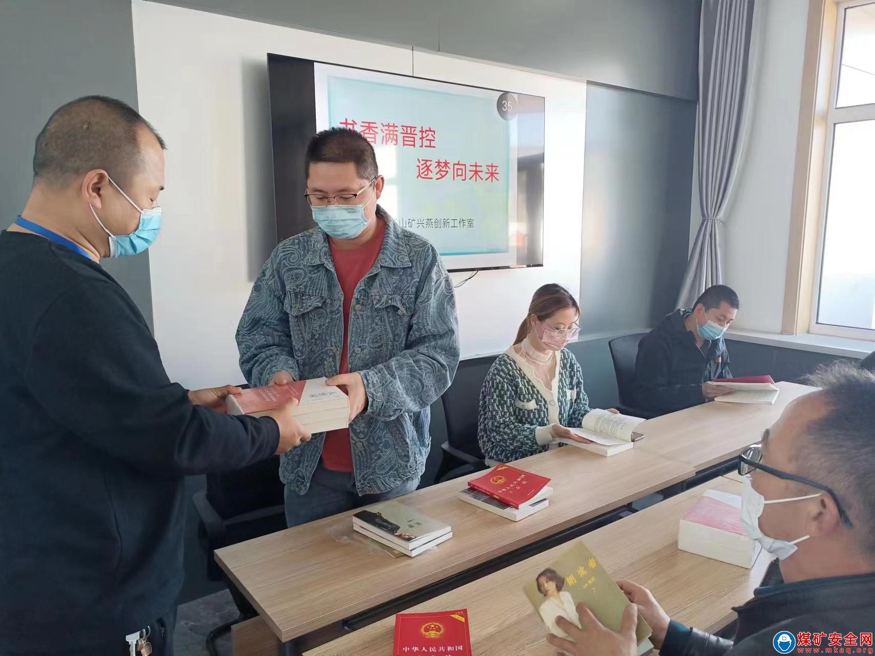 小小讀書角  員工加油站——晉能控股煤業集團燕子山礦工會開展送文化進基層贈書活動