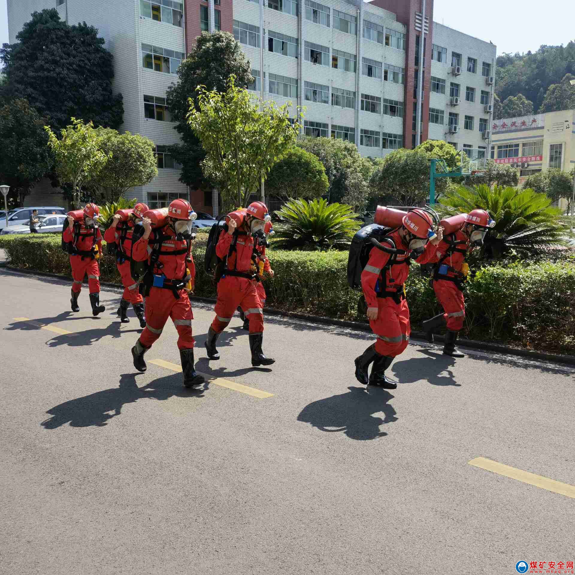 川煤華榮能源救消總隊華鎣山分隊開展“戰高溫、斗酷暑”訓練