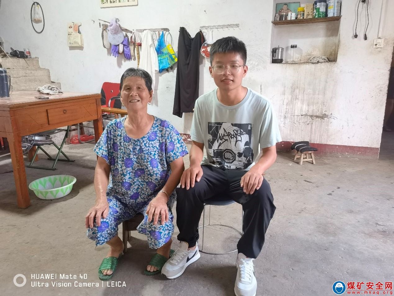 中國礦業大學安全學院“凝心聚力，攜愛同行”實踐團成員在馬鞍山看望村中獨居老人志愿活動
