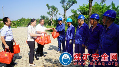 陜煤蒲白熱電公司：蒲白礦業公司工會炎炎夏日送清涼 慰問一線暖人心