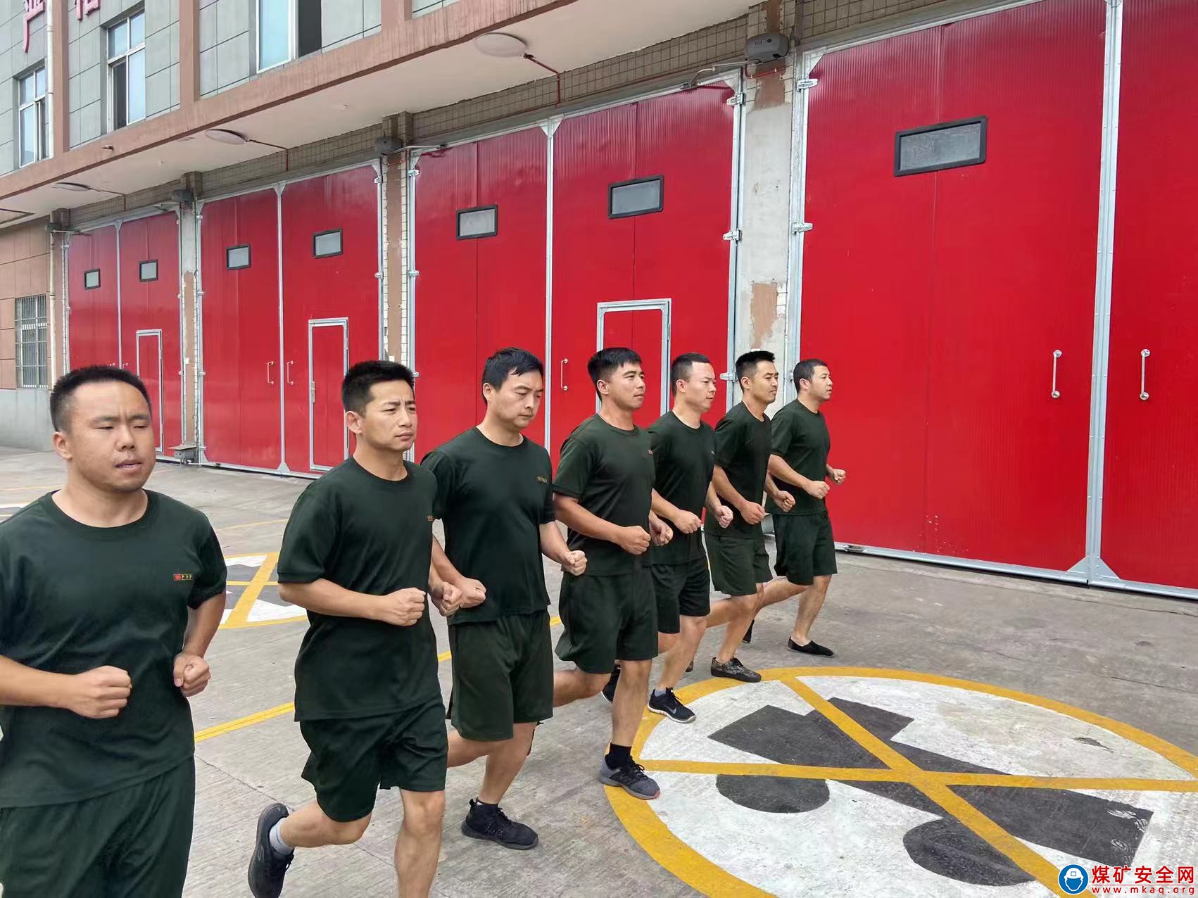 蒲白救護消防大隊黃陵礦區中隊 積極開展軍事化隊列操練