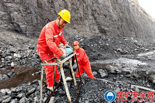 準能黑岱溝礦雨后特巡提升供配電系統穩定性