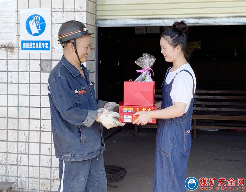 川煤集團華榮能源龍灘公司開展“夏日送清涼 感親恩 揚美德”慰問活動