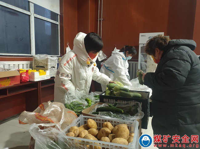 情系職工冷暖 增設臨時生活物資采購點 色連二礦為職工辦實事新舉措