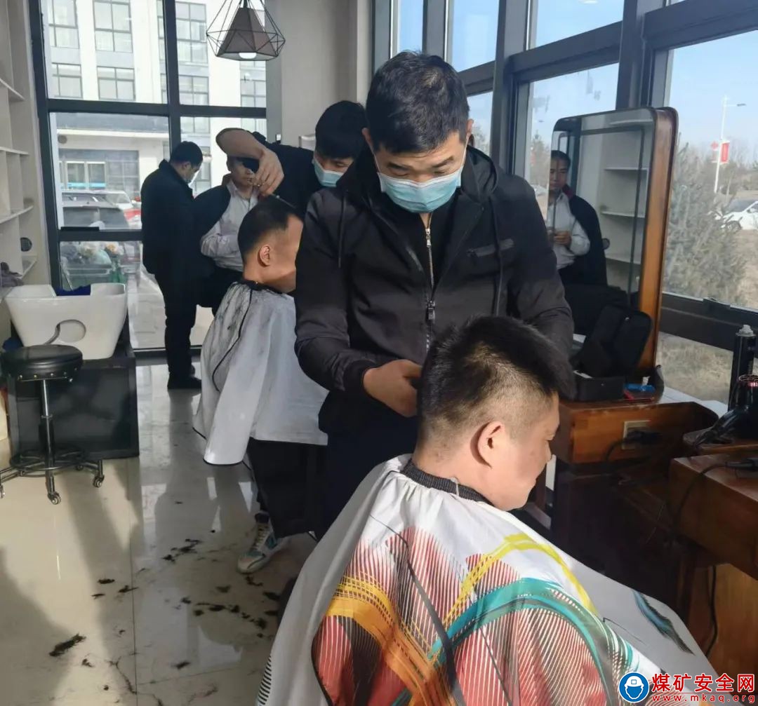解決職工“頭”等大事—陜西中能煤田有限公司工會開展為職工免費理發活動