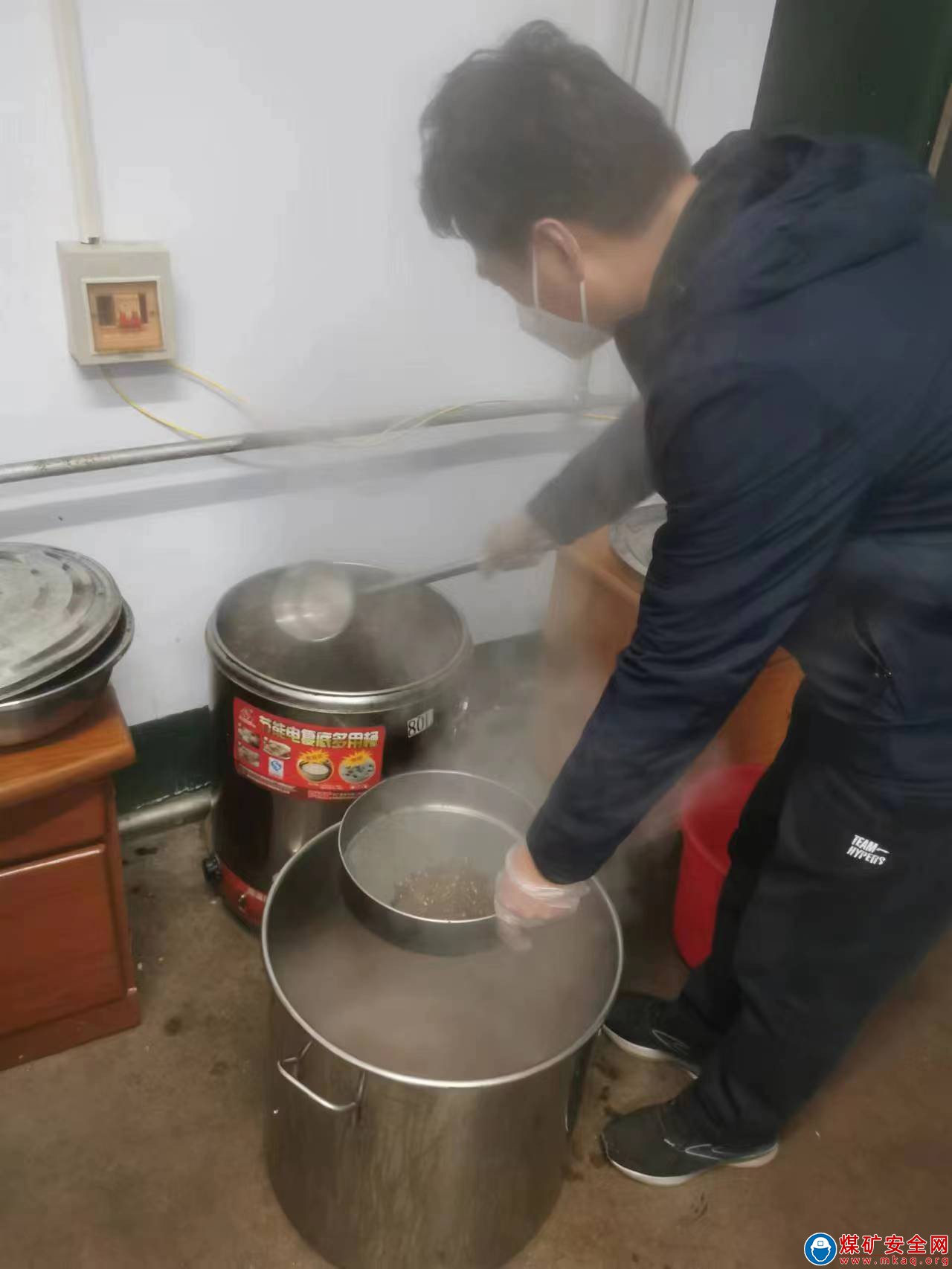 河南能源義煤集團石壕煤礦：藥香飄礦區?關愛潤心田
