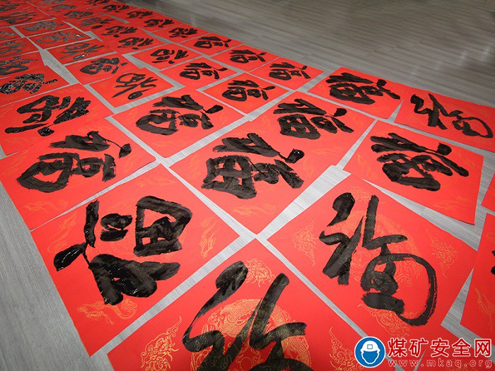 迎新春，送春聯送福，年味濃！
