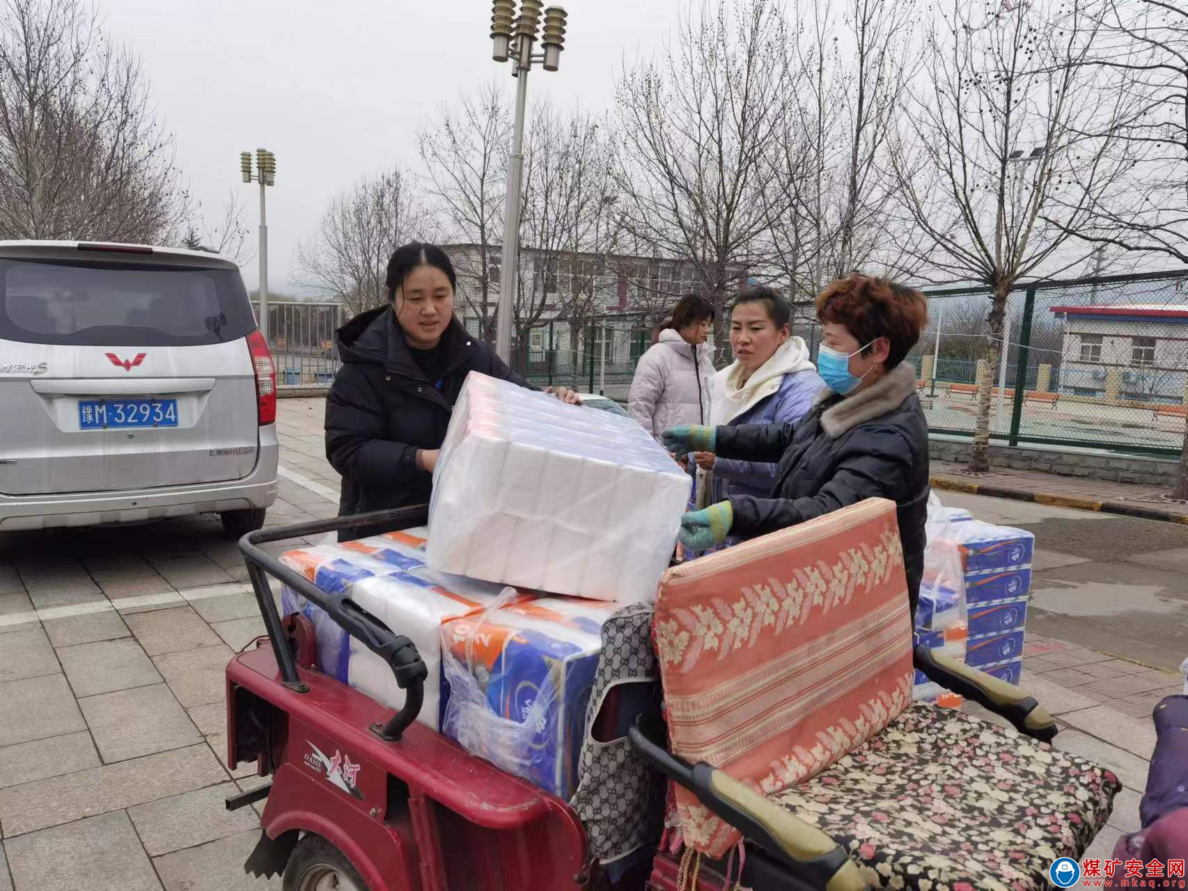 河南能源義煤公司石壕煤礦：為女職工發放暖心福利