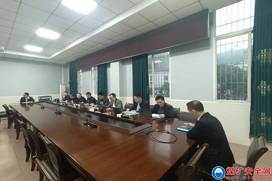 魯班山北礦領導班子召開普法“大學習、大討論”會
