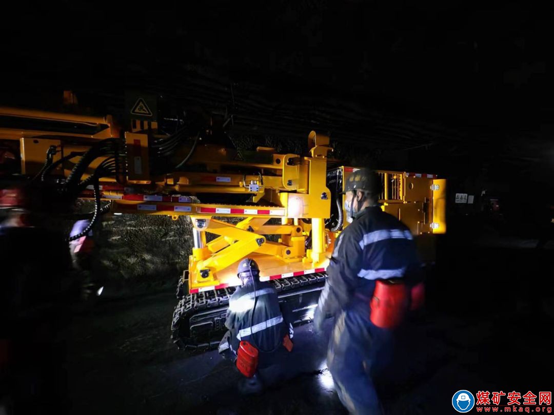 中能煤礦生產運營公司第一項目部液壓錨桿鉆車順利入井
