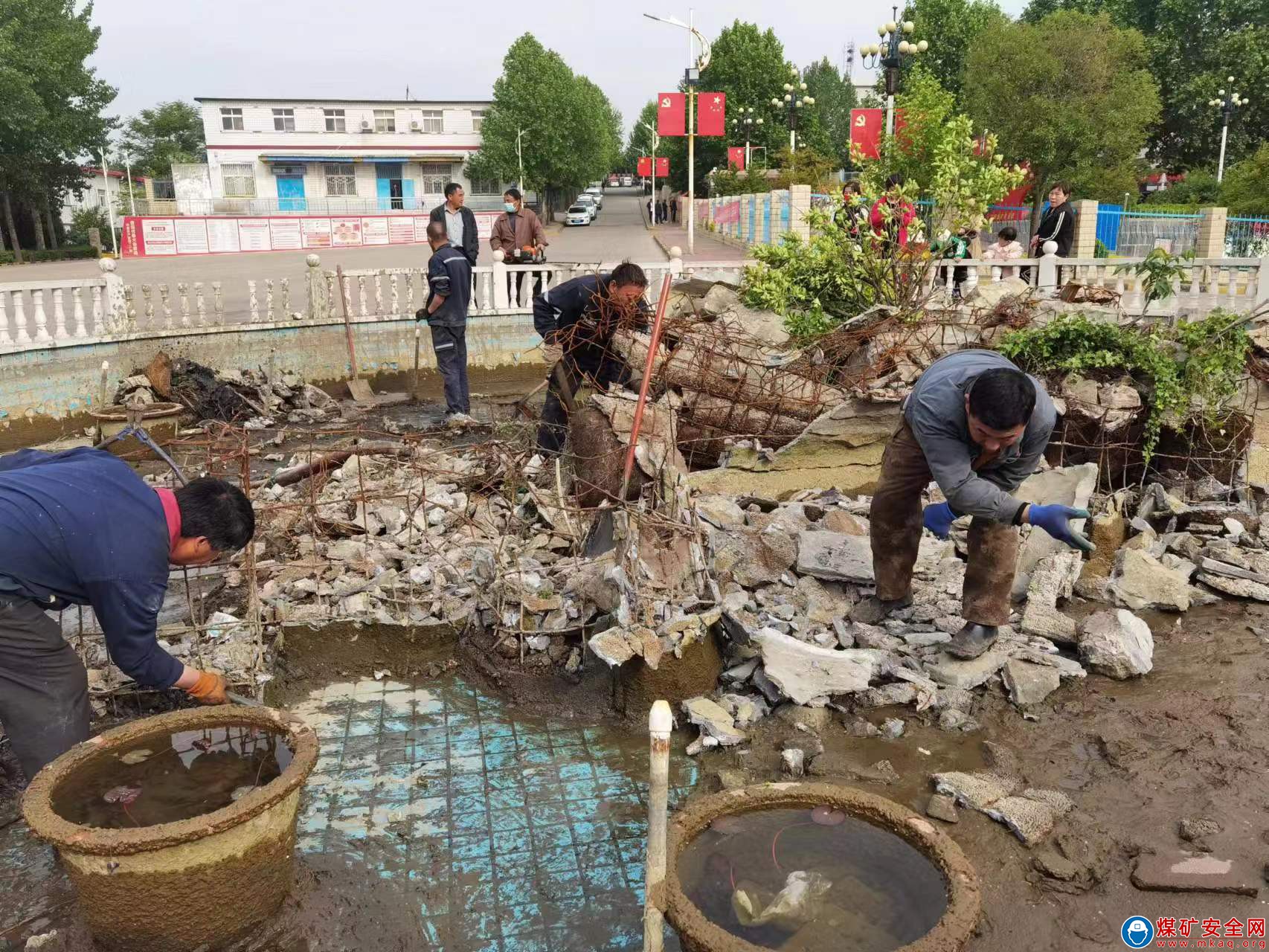 河南能源義煤集團石壕煤礦：假山修復煥新顏
