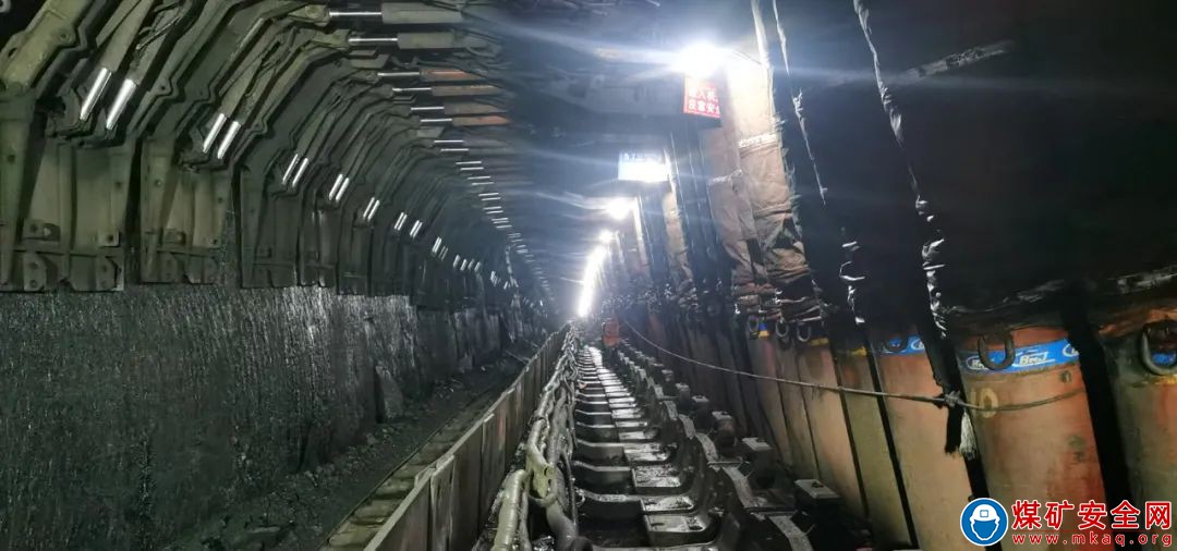中能煤礦生產運營公司第一項目部52104綜采工作面回撤及52106大采高工作面安裝工作圓滿完成