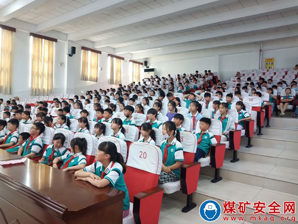 淮北礦業雙龍公司關工委走進學校宣傳防溺水