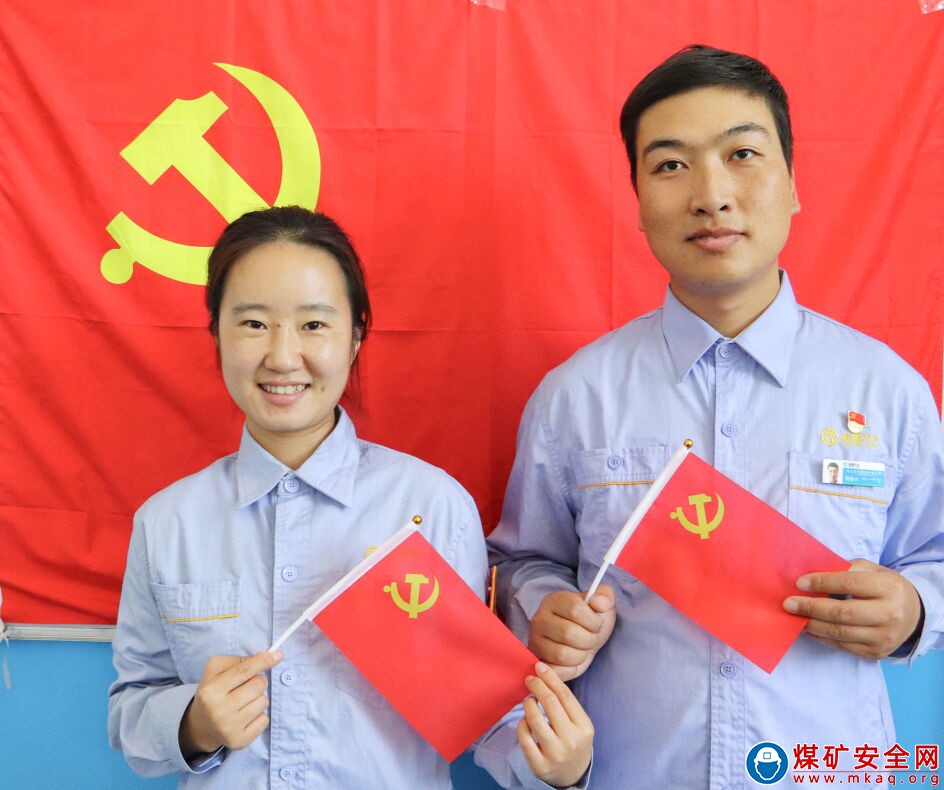 我“拍了拍”黨旗 許下莊嚴承諾——新疆天業集團能源管理公司組織開展“我與黨旗合個影”主題黨日活動