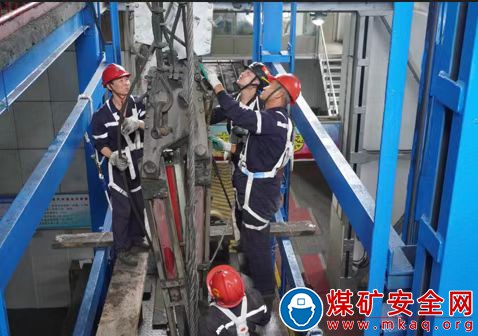河南能源焦煤集團九里山礦組織干部職工更換副井絞車鋼絲繩