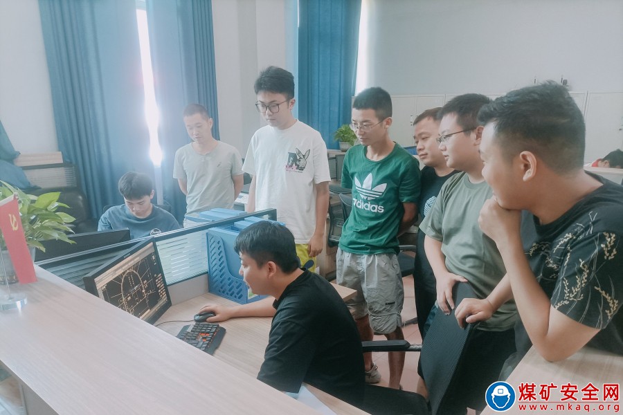 魯班山北礦對新招實習技術員進行技術圖紙相關培訓