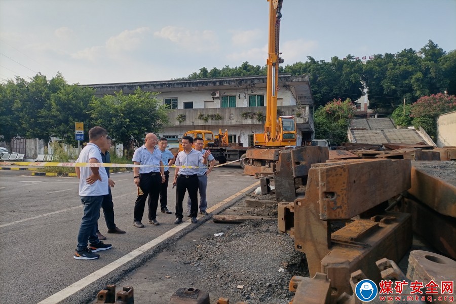 古敘煤田公司機電副總工李開學帶隊 到川南煤業公司魯班山北礦檢查 液壓支架大修工作