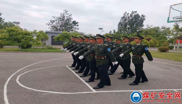 中煤新集公司救護大隊：開展隊列訓練 提升個人綜合素質